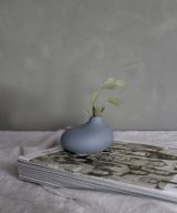 Malá nízka modrá keramická váza