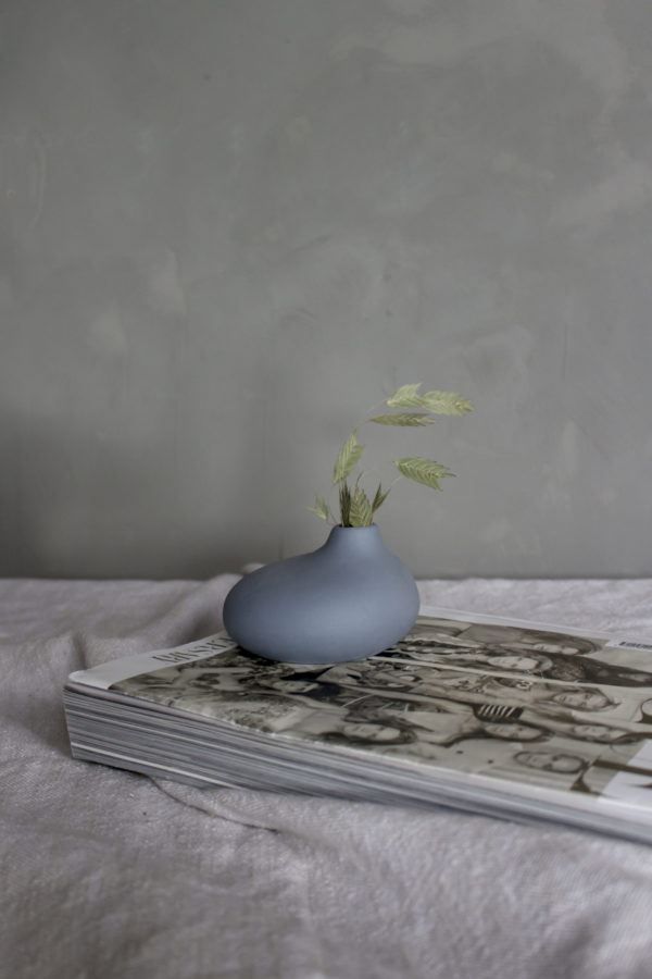 Malá nízka modrá keramická váza